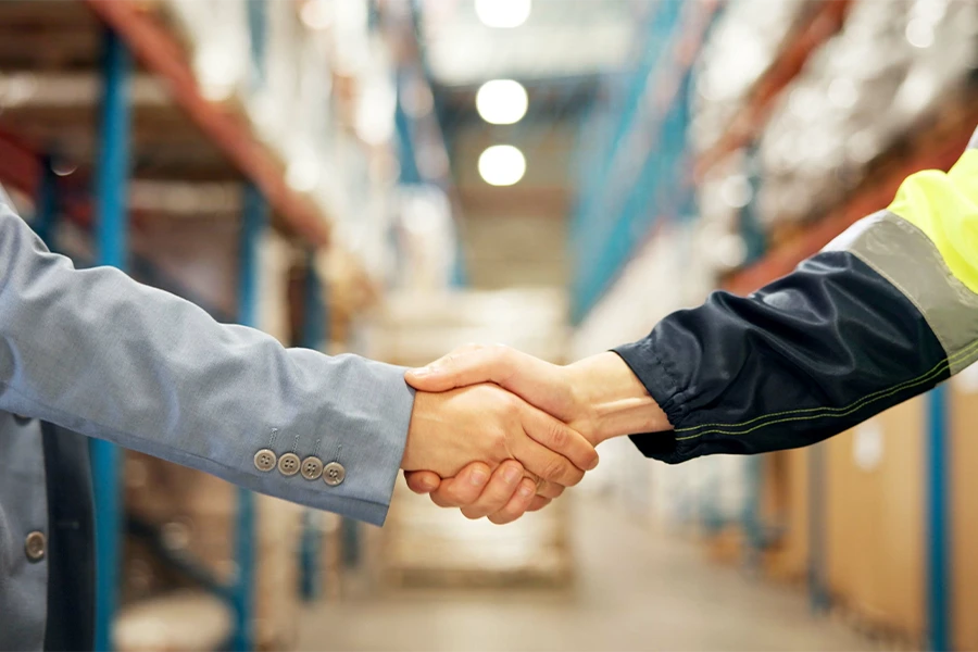 Stretta di mano con partner B2B per trasporti e logistica