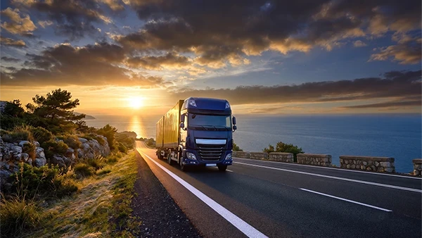 Camion su una strada panoramica sul mare operatività di agosto