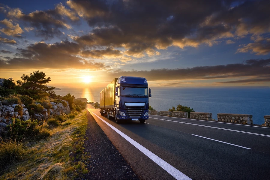 Camion su una strada panoramica sul mare
